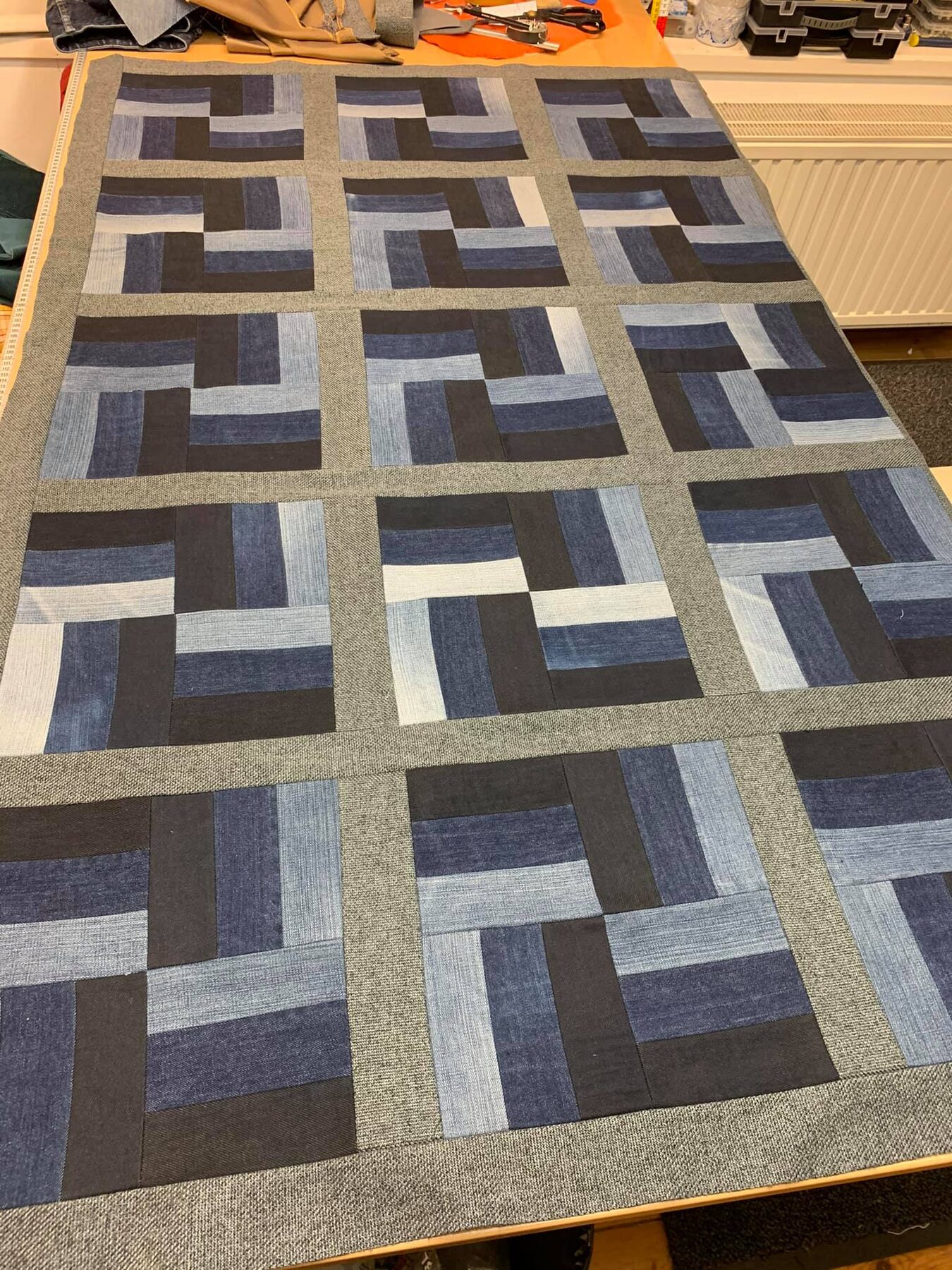 Een tapijt van denim-lappen in het atelier
